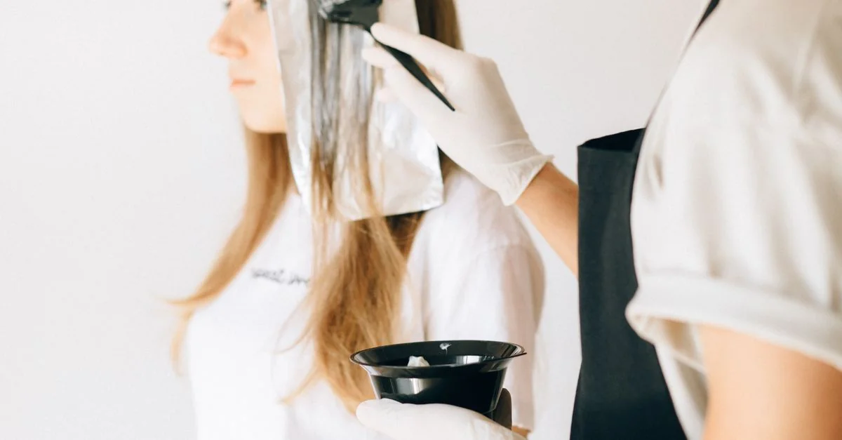 Aplicação de tinta de cabelo em salão de beleza