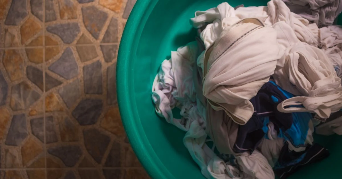Mancha de tinta de cabelo sendo removida de uma peça de roupa colorida