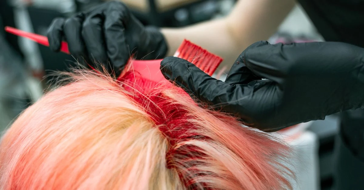 Círculo cromático usado na colorimetria capilar ao lado de mechas de cabelo em diferentes tons