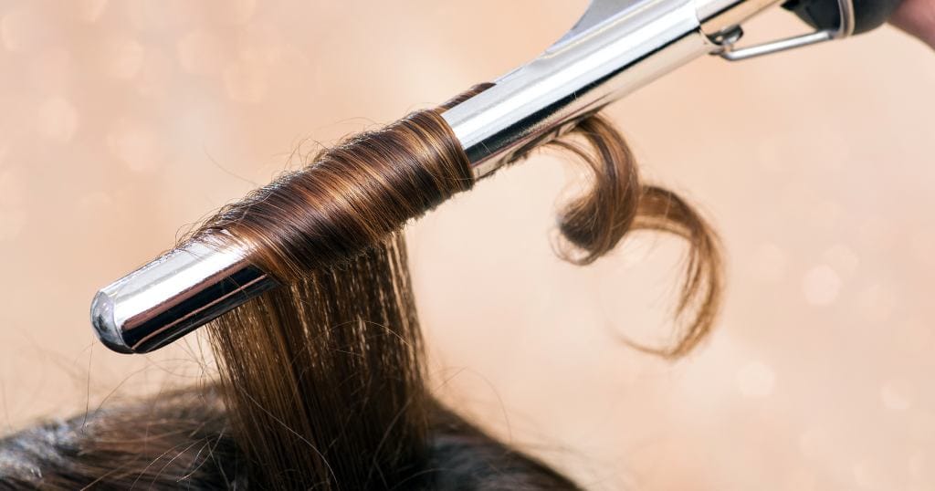 enrolar cabelo com a chapinha​